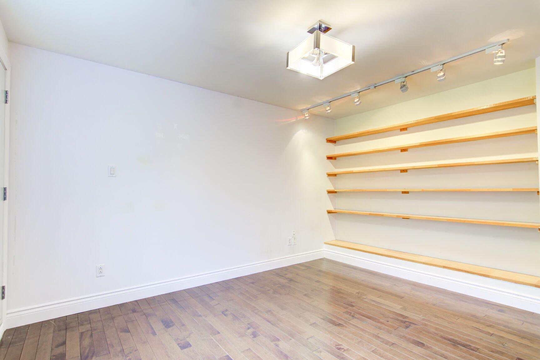 









70


Rue Meunier E.

,
Laval (Pont-Viau),




QC
H7N4J5

