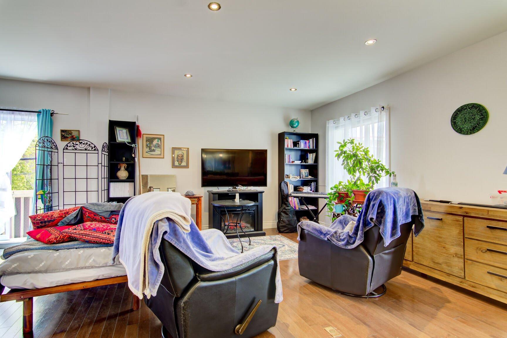 









70


Rue Meunier E.

,
Laval (Pont-Viau),




QC
H7N4J5

