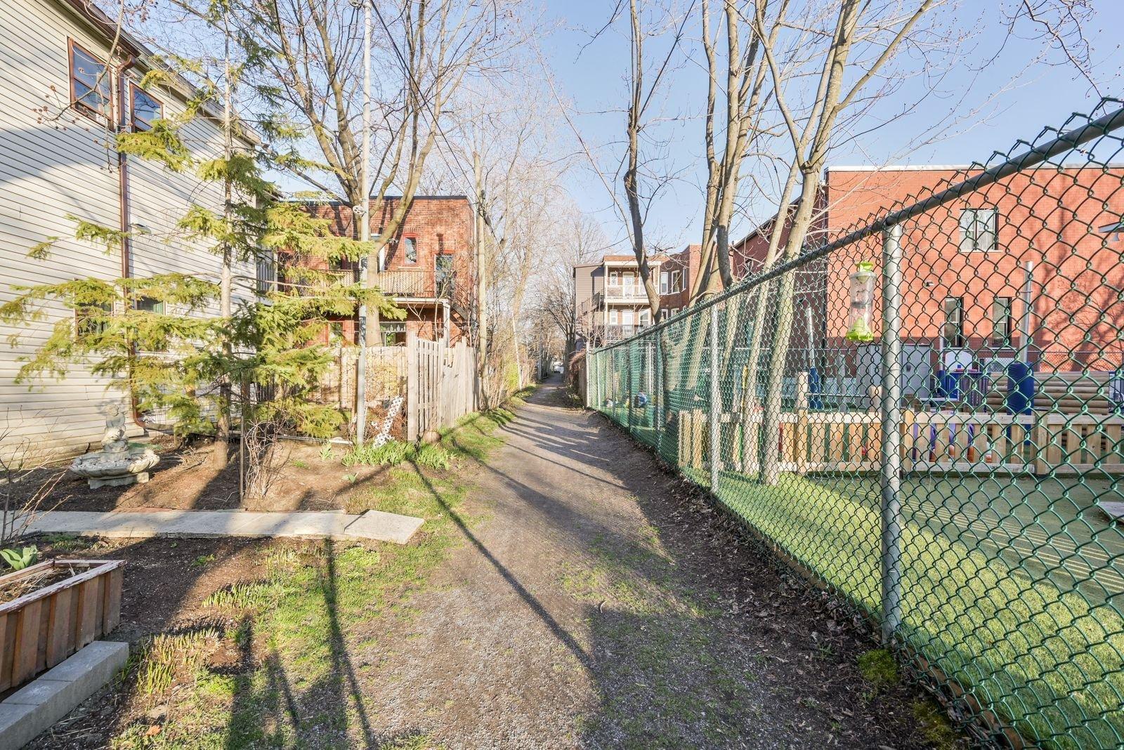 









511

 - 517


Av. Birch

,
Saint-Lambert,




QC
J4P2M9

