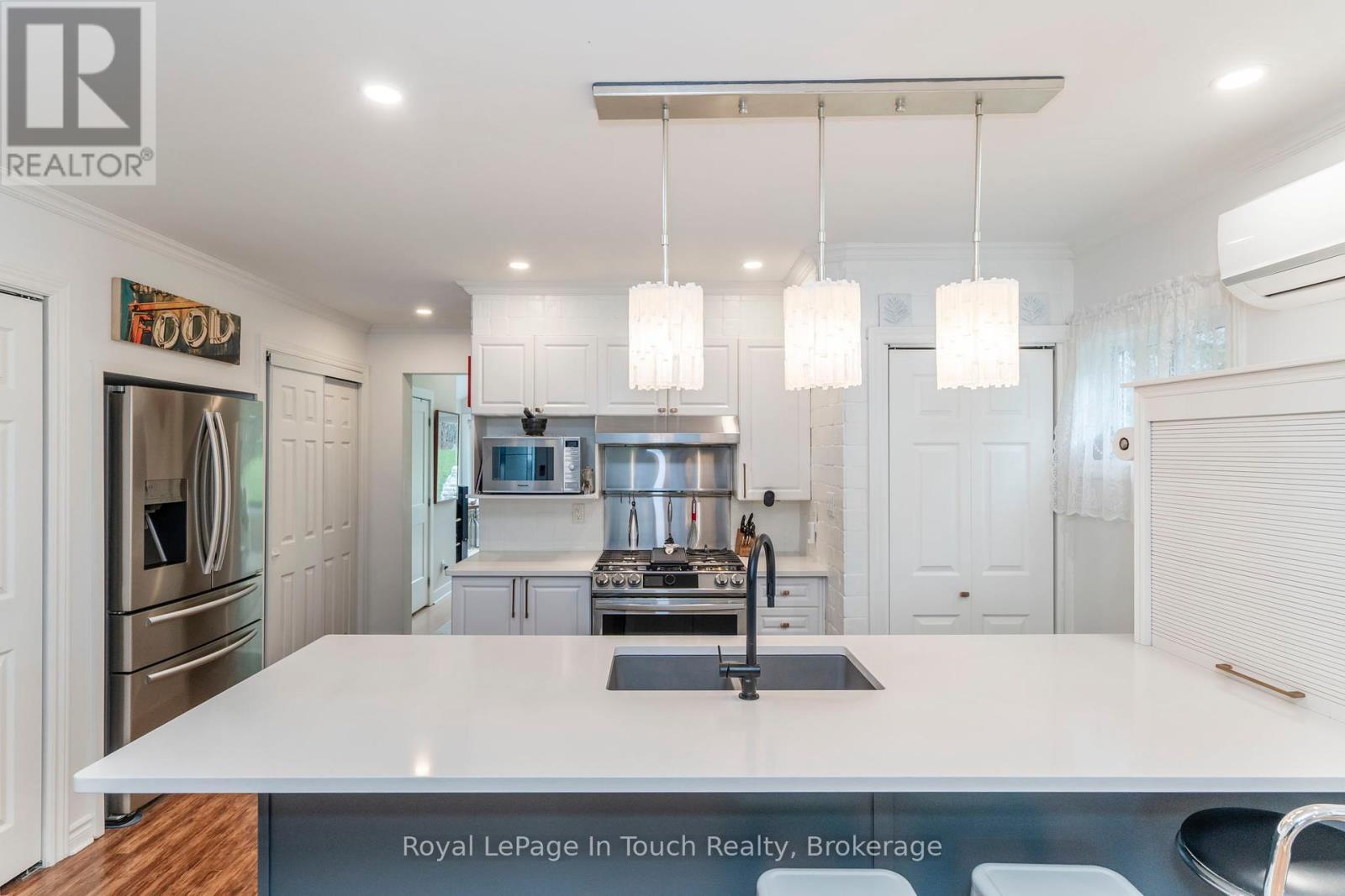 












83 KING ROAD

,
Tay (Waubaushene),




Ontario
L0K2C0

