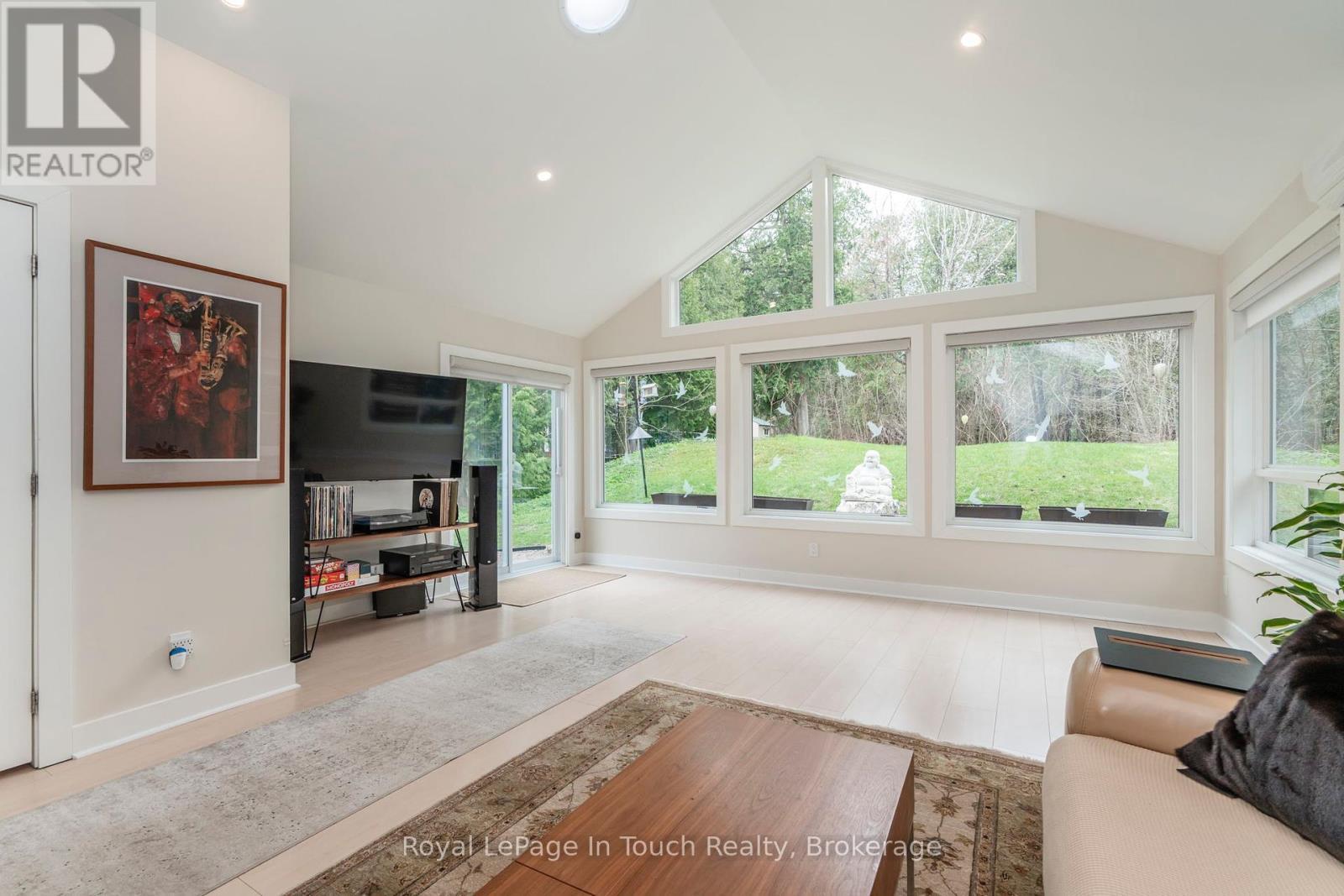 












83 KING ROAD

,
Tay (Waubaushene),




Ontario
L0K2C0

