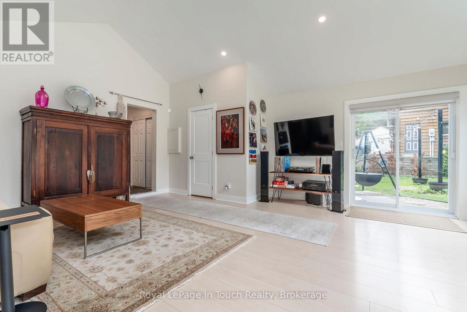 












83 KING ROAD

,
Tay (Waubaushene),




Ontario
L0K2C0

