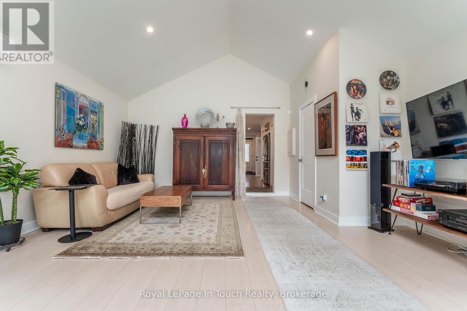 












83 KING ROAD

,
Tay (Waubaushene),




Ontario
L0K2C0

