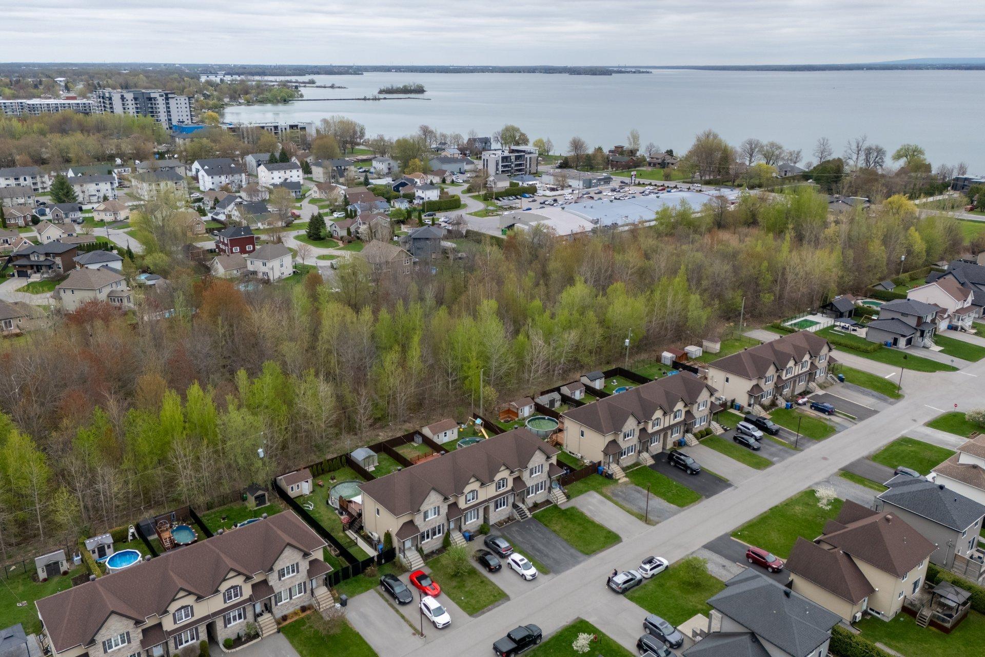 









218


10e Avenue

,
Saint-Zotique,




QC
J0P1Z0

