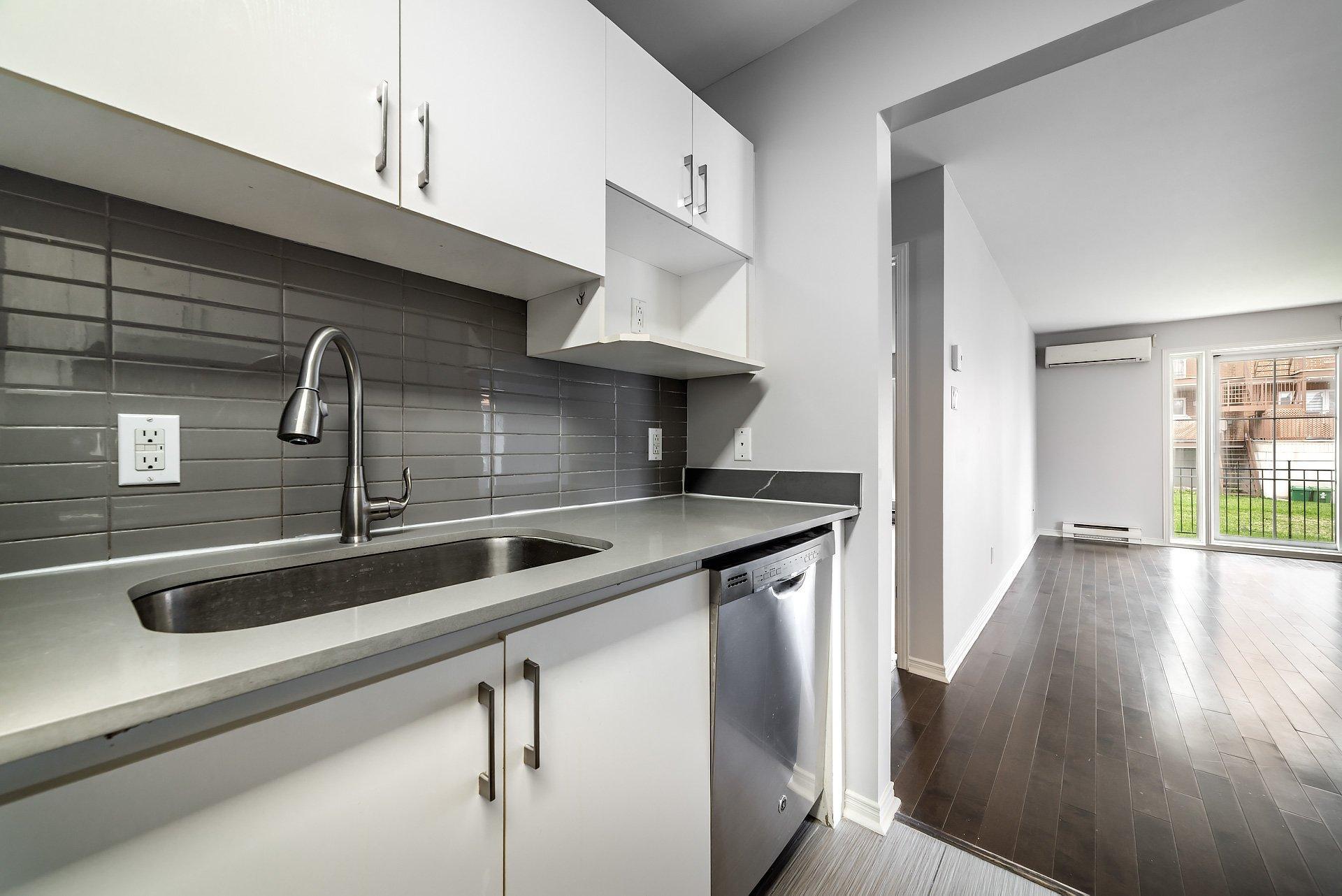 









2433


Rue Charles-Darwin

,
Montréal (Saint-Laurent),




QC
H4R2Z6


