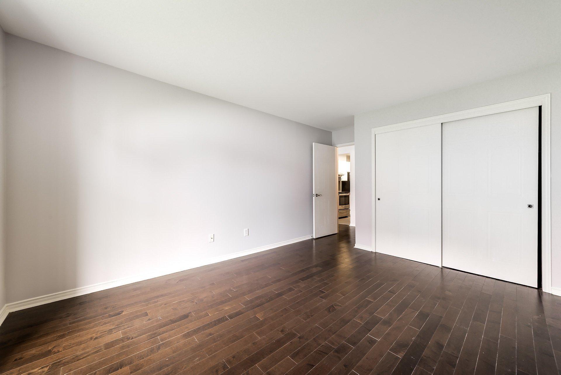 









2433


Rue Charles-Darwin

,
Montréal (Saint-Laurent),




QC
H4R2Z6

