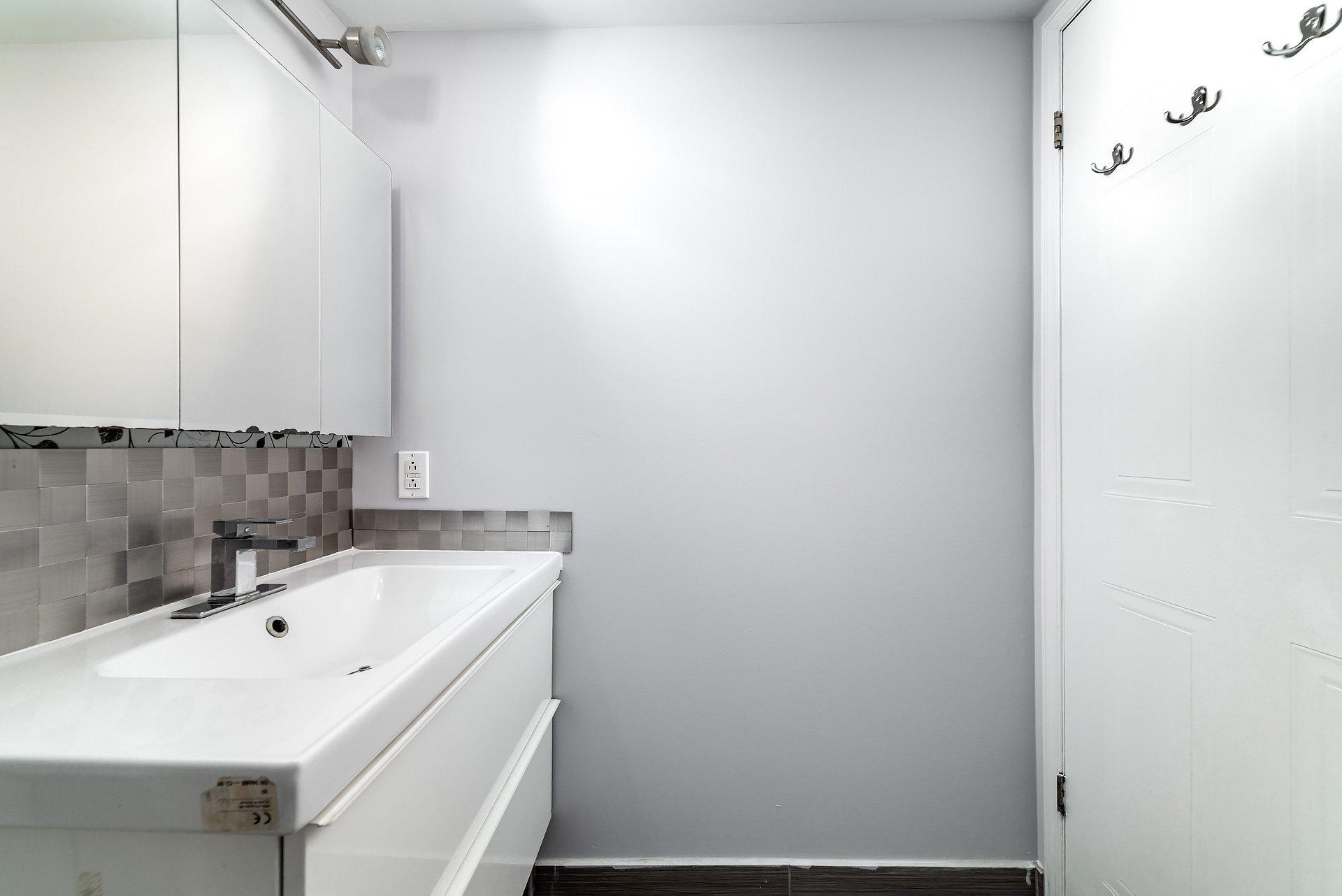 









2433


Rue Charles-Darwin

,
Montréal (Saint-Laurent),




QC
H4R2Z6

