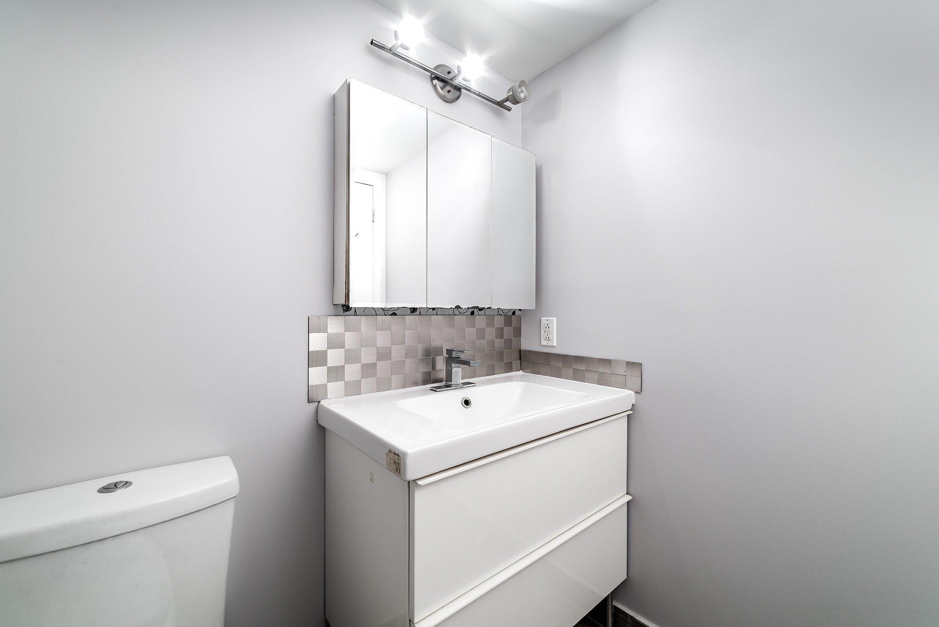 









2433


Rue Charles-Darwin

,
Montréal (Saint-Laurent),




QC
H4R2Z6

