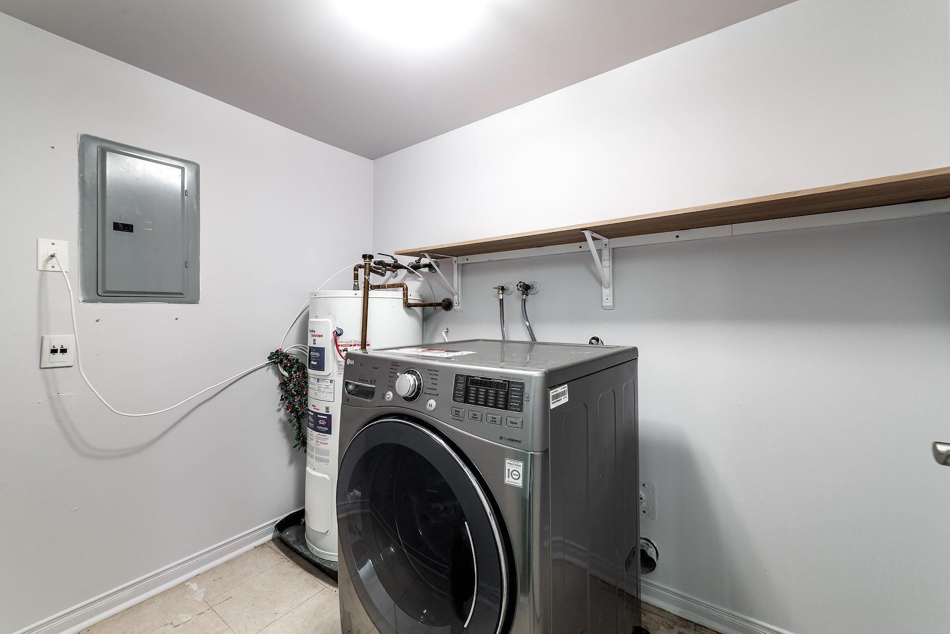 









2433


Rue Charles-Darwin

,
Montréal (Saint-Laurent),




QC
H4R2Z6


