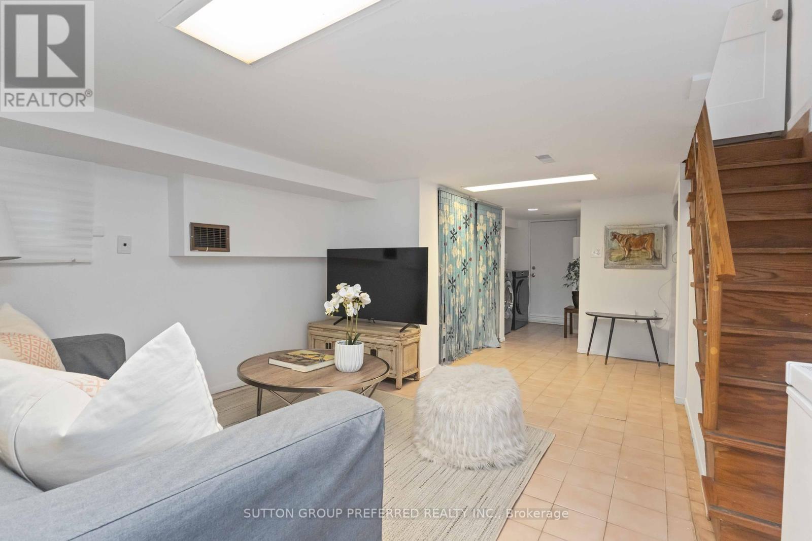 












42 CHATHAM AVENUE

,
Toronto,




Ontario
M4J1K6


