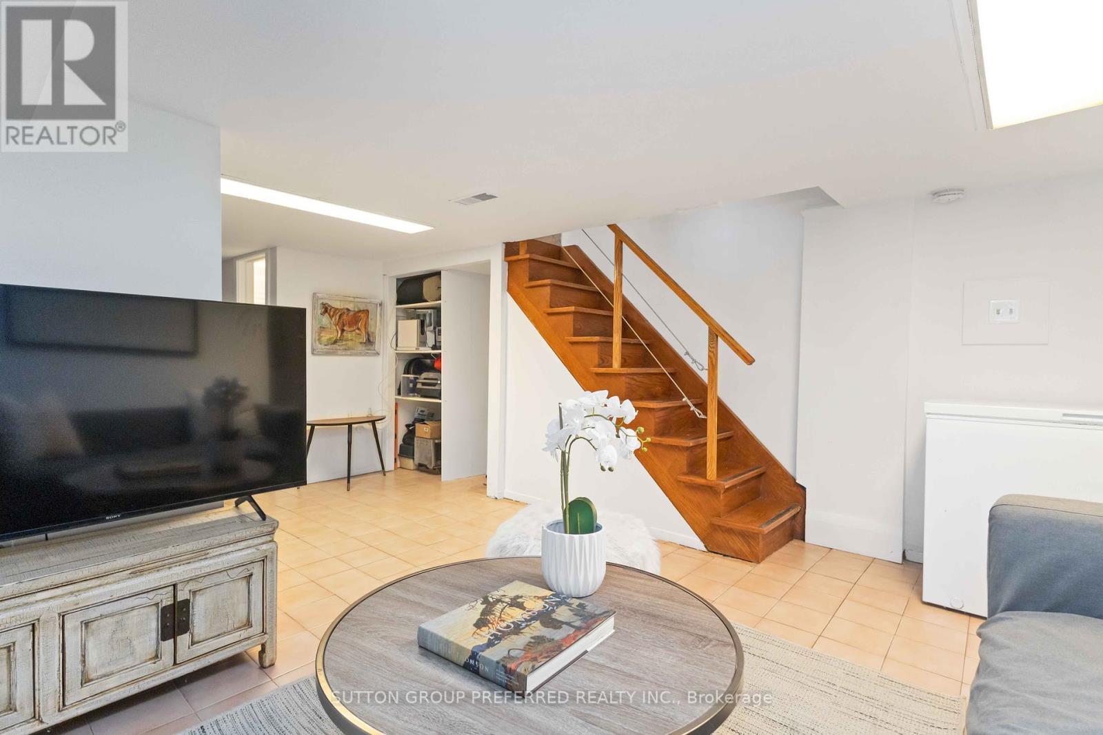 












42 CHATHAM AVENUE

,
Toronto,




Ontario
M4J1K6

