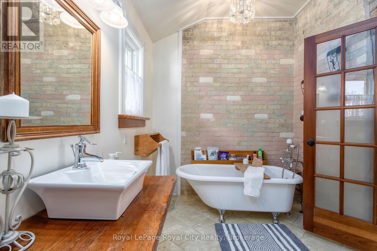 












15 CATHERINE STREET N

,
Mapleton,




Ontario
N0G2K0

