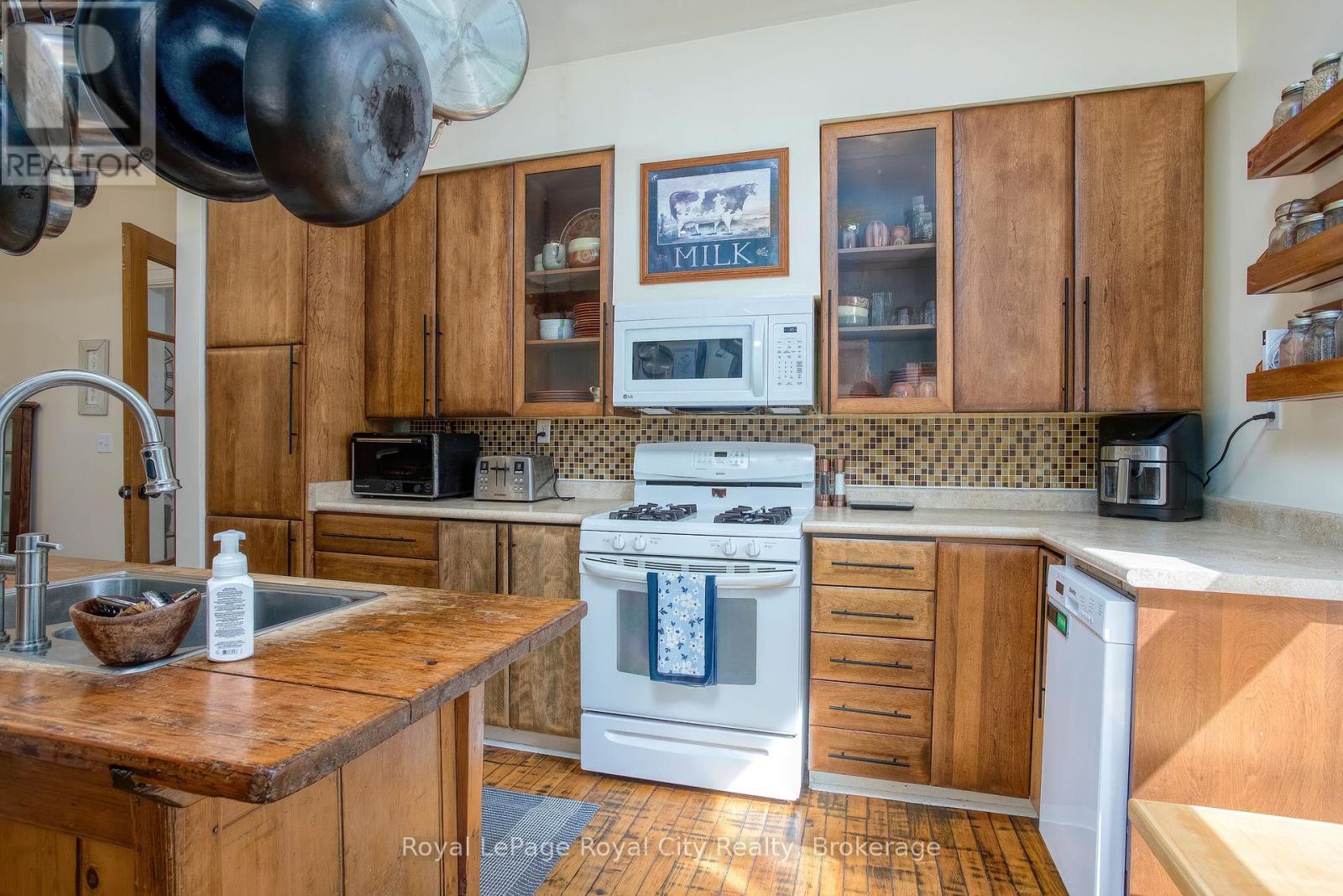 












15 CATHERINE STREET N

,
Mapleton,




Ontario
N0G2K0

