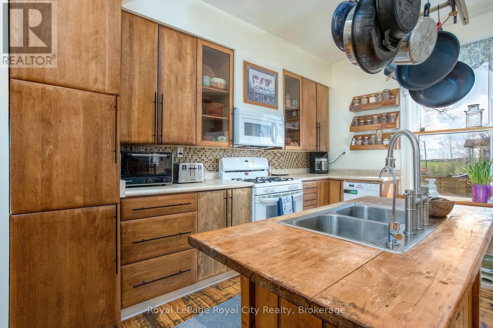 












15 CATHERINE STREET N

,
Mapleton,




Ontario
N0G2K0

