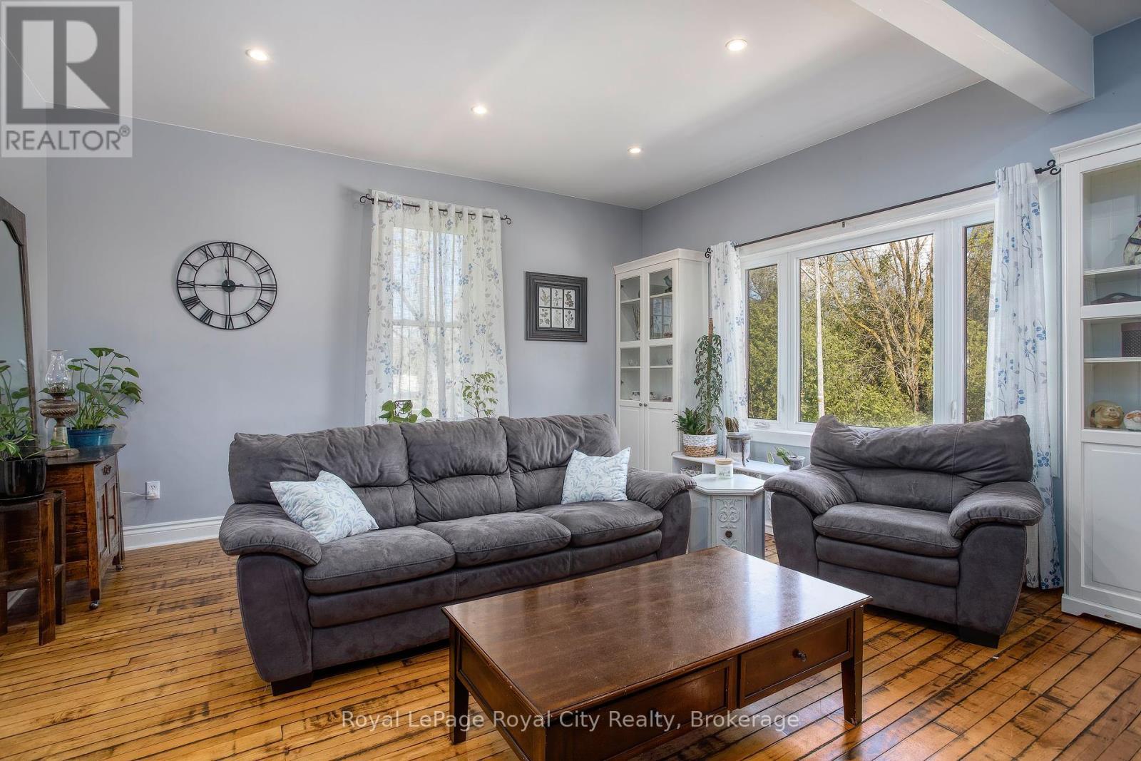 












15 CATHERINE STREET N

,
Mapleton,




Ontario
N0G2K0

