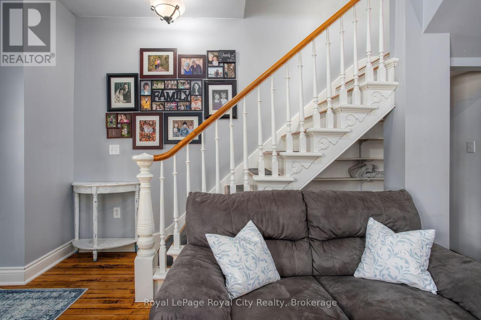 












15 CATHERINE STREET N

,
Mapleton,




Ontario
N0G2K0

