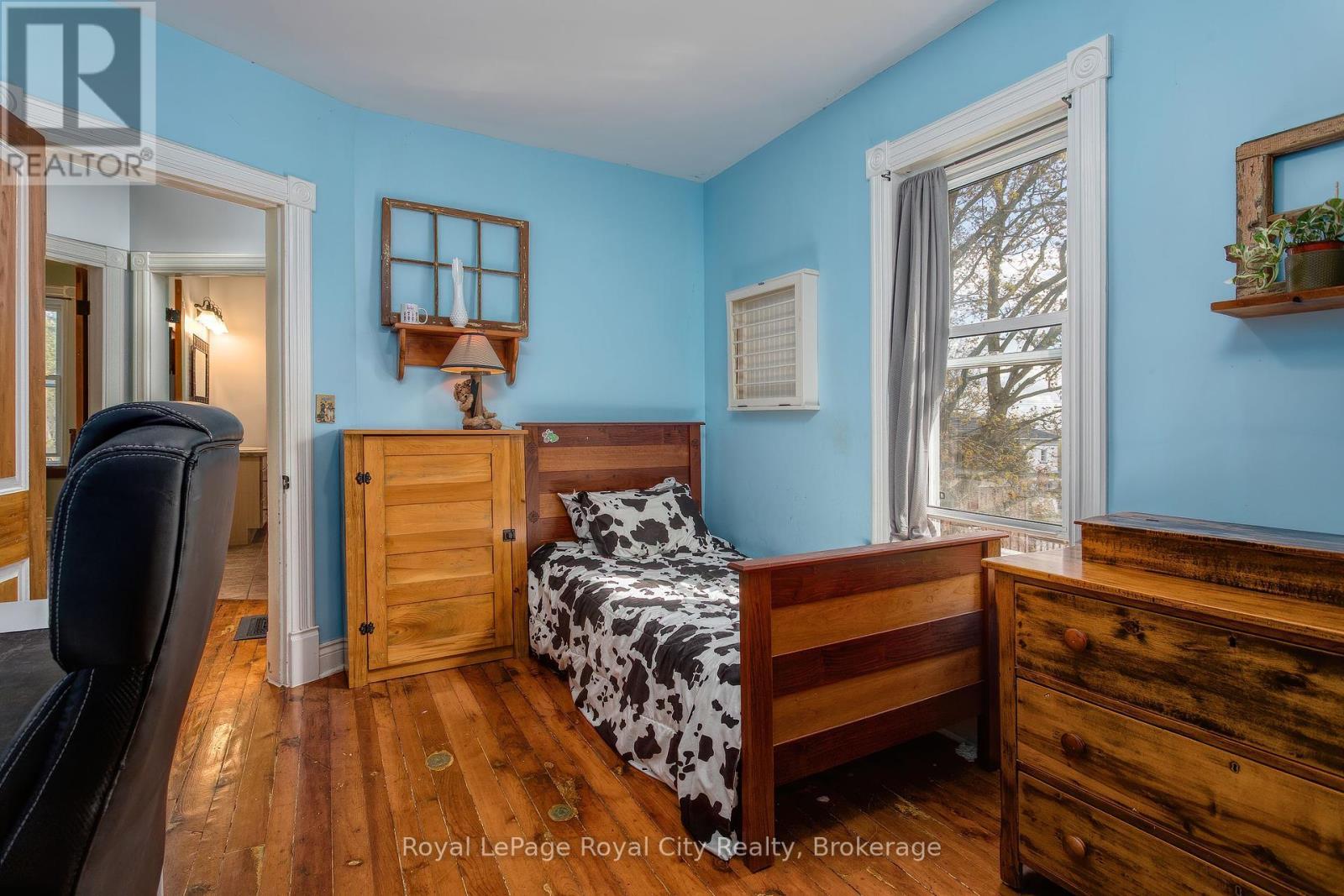












15 CATHERINE STREET N

,
Mapleton,




Ontario
N0G2K0

