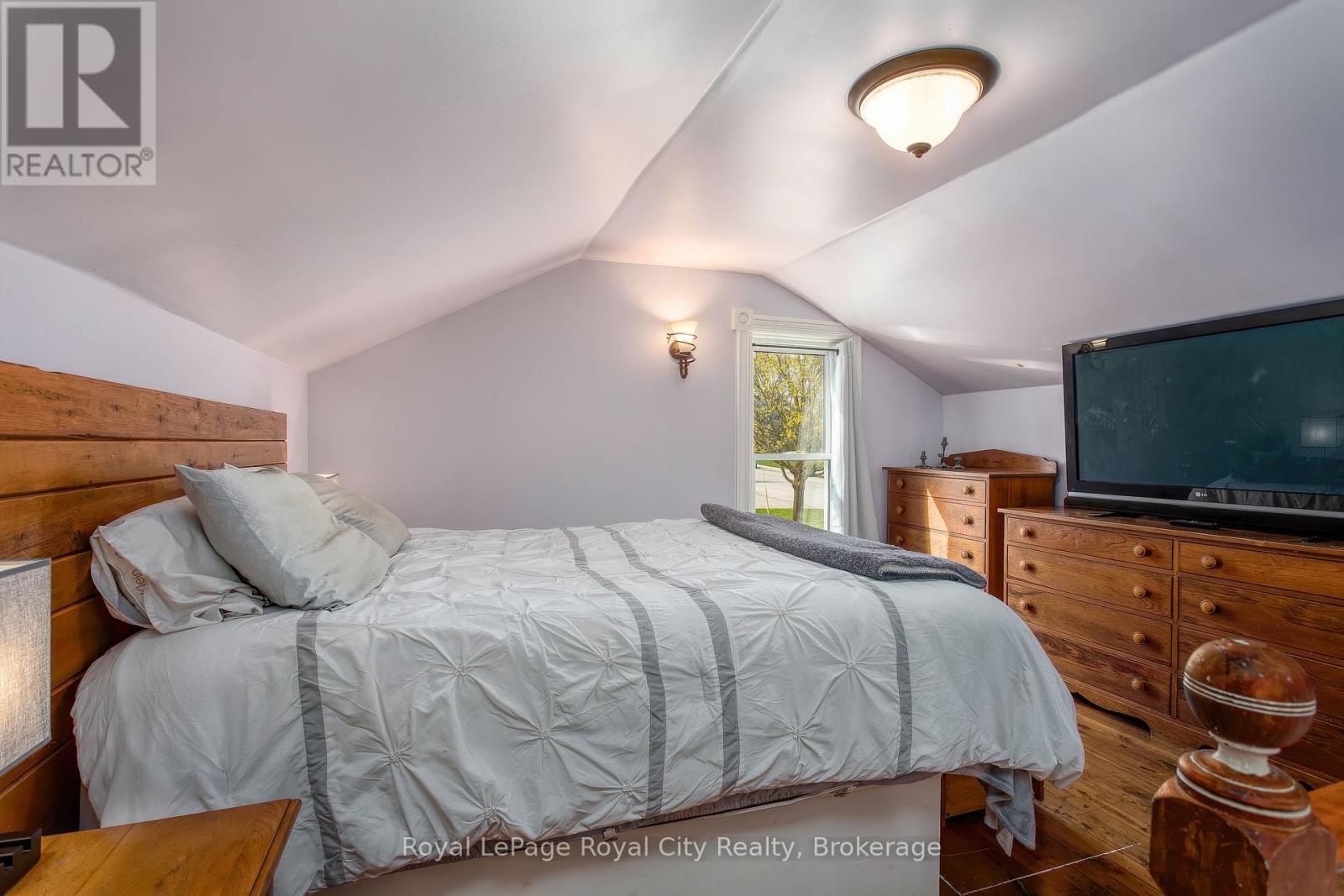 












15 CATHERINE STREET N

,
Mapleton,




Ontario
N0G2K0

