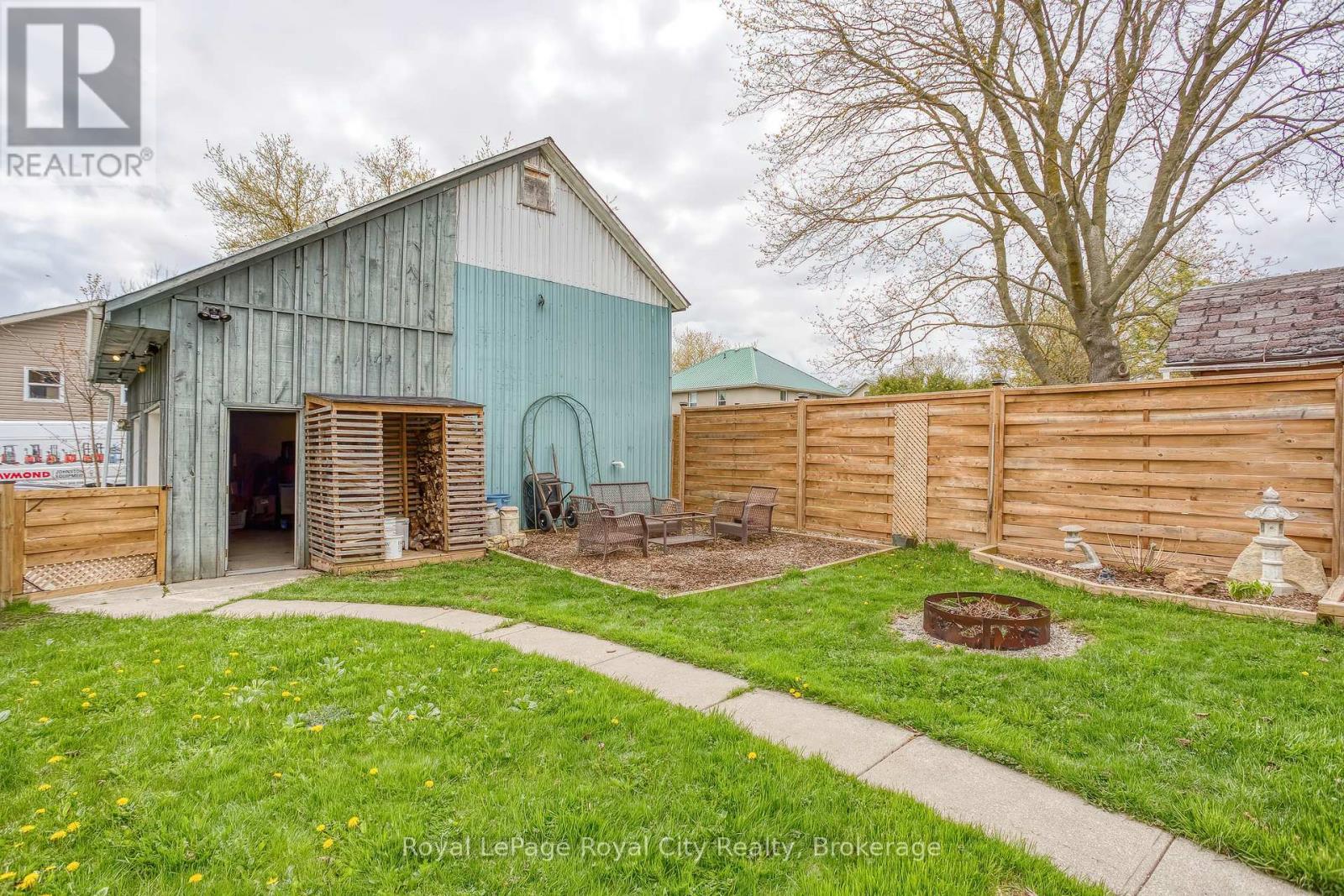 












15 CATHERINE STREET N

,
Mapleton,




Ontario
N0G2K0

