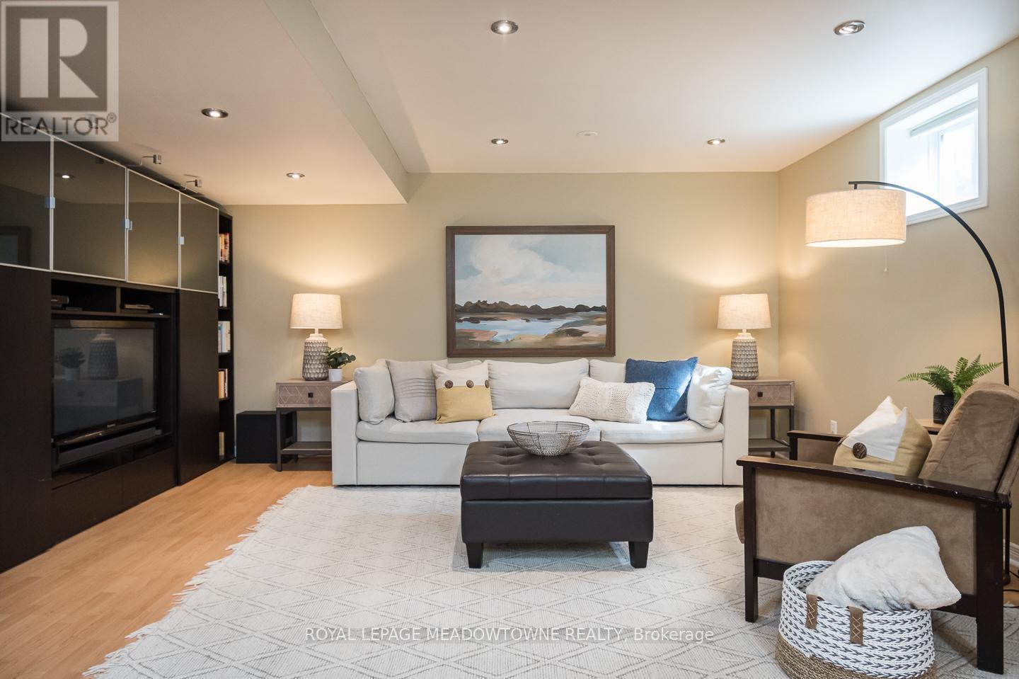 












694 RAYNER COURT

,
Milton,




Ontario
L9T0N9


