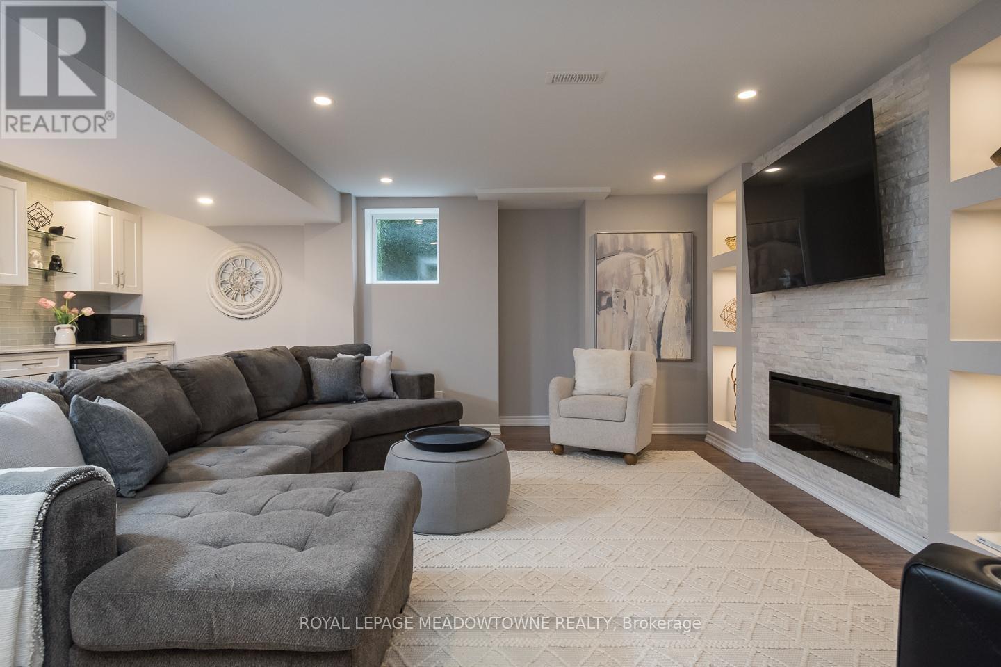 












476 LAUNDON TERRACE

,
Milton,




Ontario
L9T7X9

