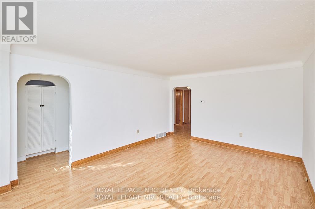 












66 ROSE AVENUE

,
Thorold (Thorold Downtown),




Ontario
L2V3C8

