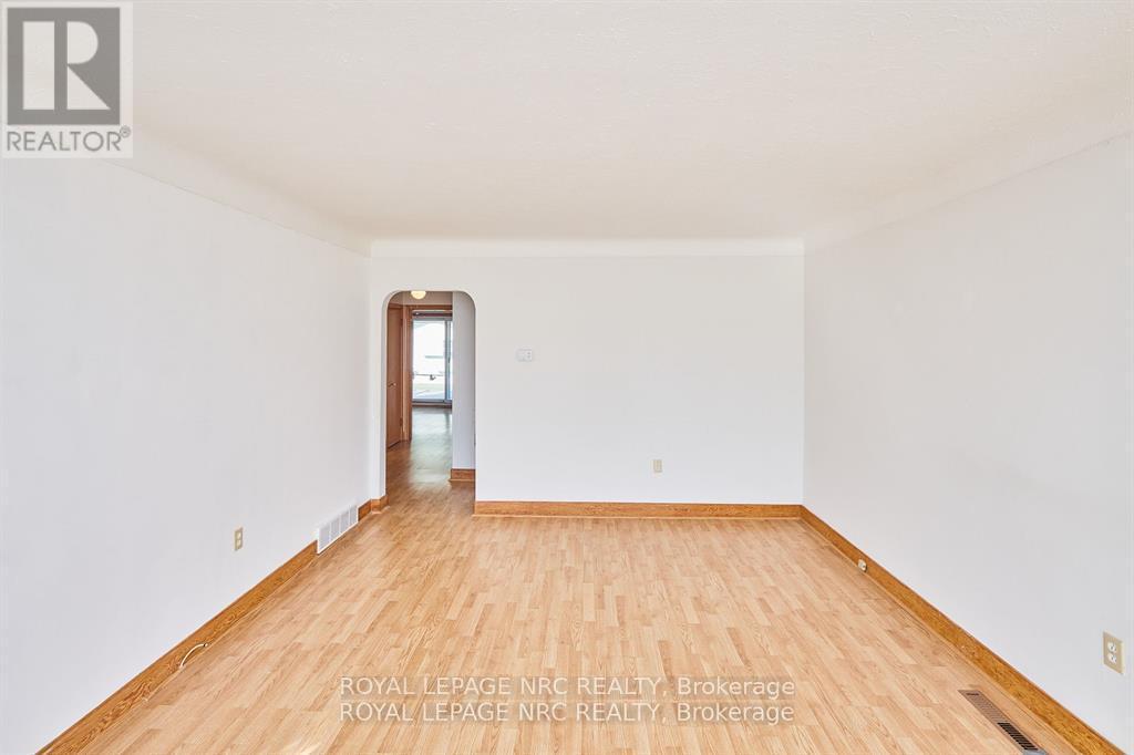 












66 ROSE AVENUE

,
Thorold (Thorold Downtown),




Ontario
L2V3C8

