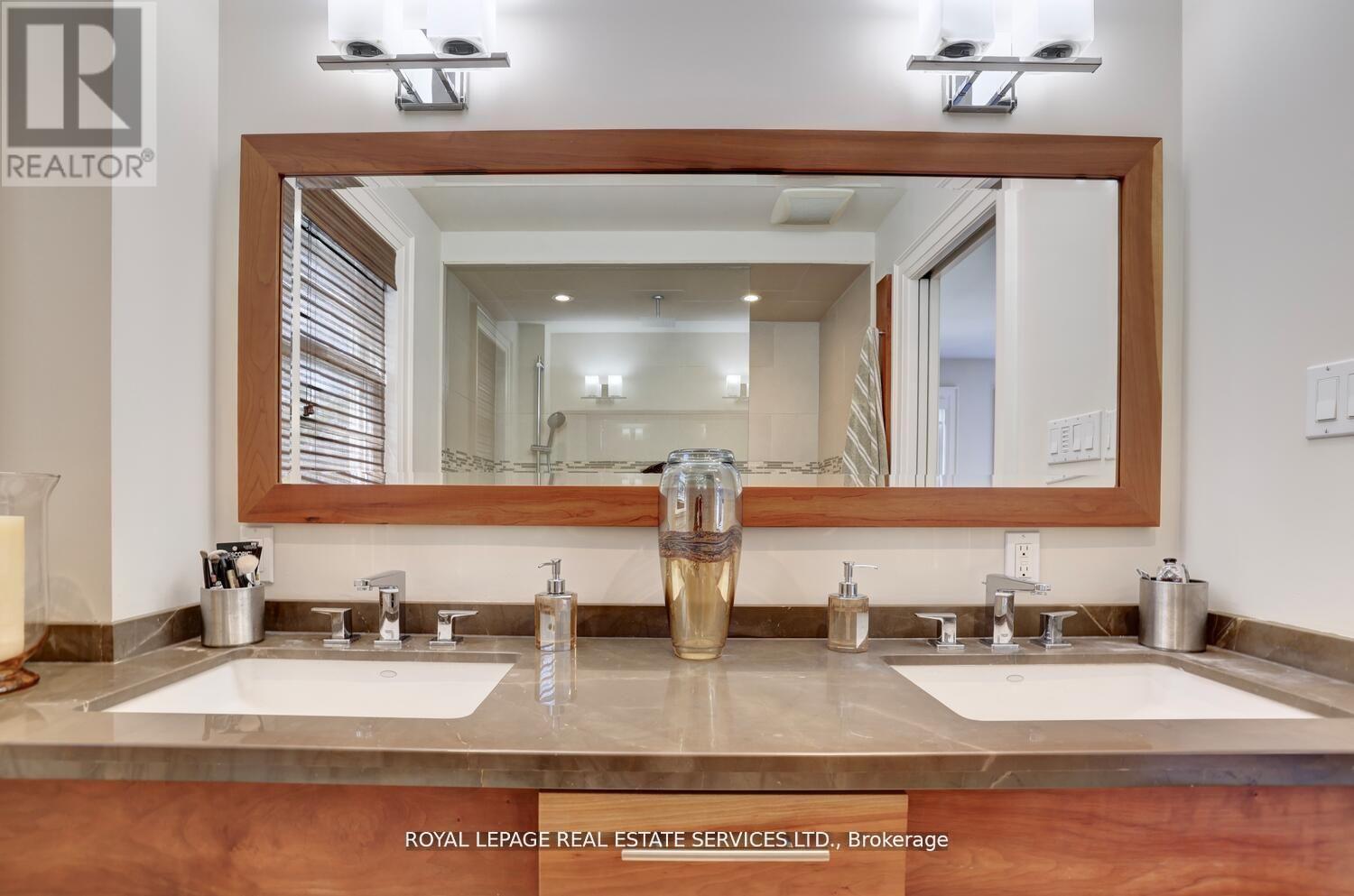 












17 CUMBERLAND DRIVE

,
Mississauga,




Ontario
L5G3M7

