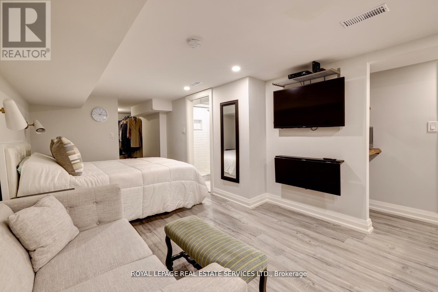 












17 CUMBERLAND DRIVE

,
Mississauga,




Ontario
L5G3M7


