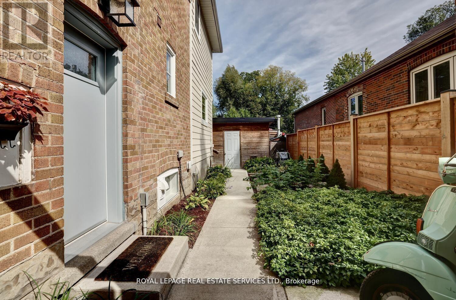 












17 CUMBERLAND DRIVE

,
Mississauga,




Ontario
L5G3M7

