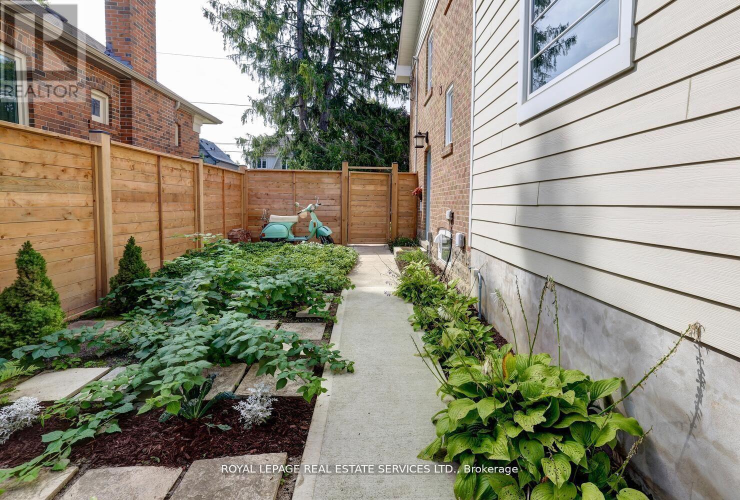 












17 CUMBERLAND DRIVE

,
Mississauga,




Ontario
L5G3M7

