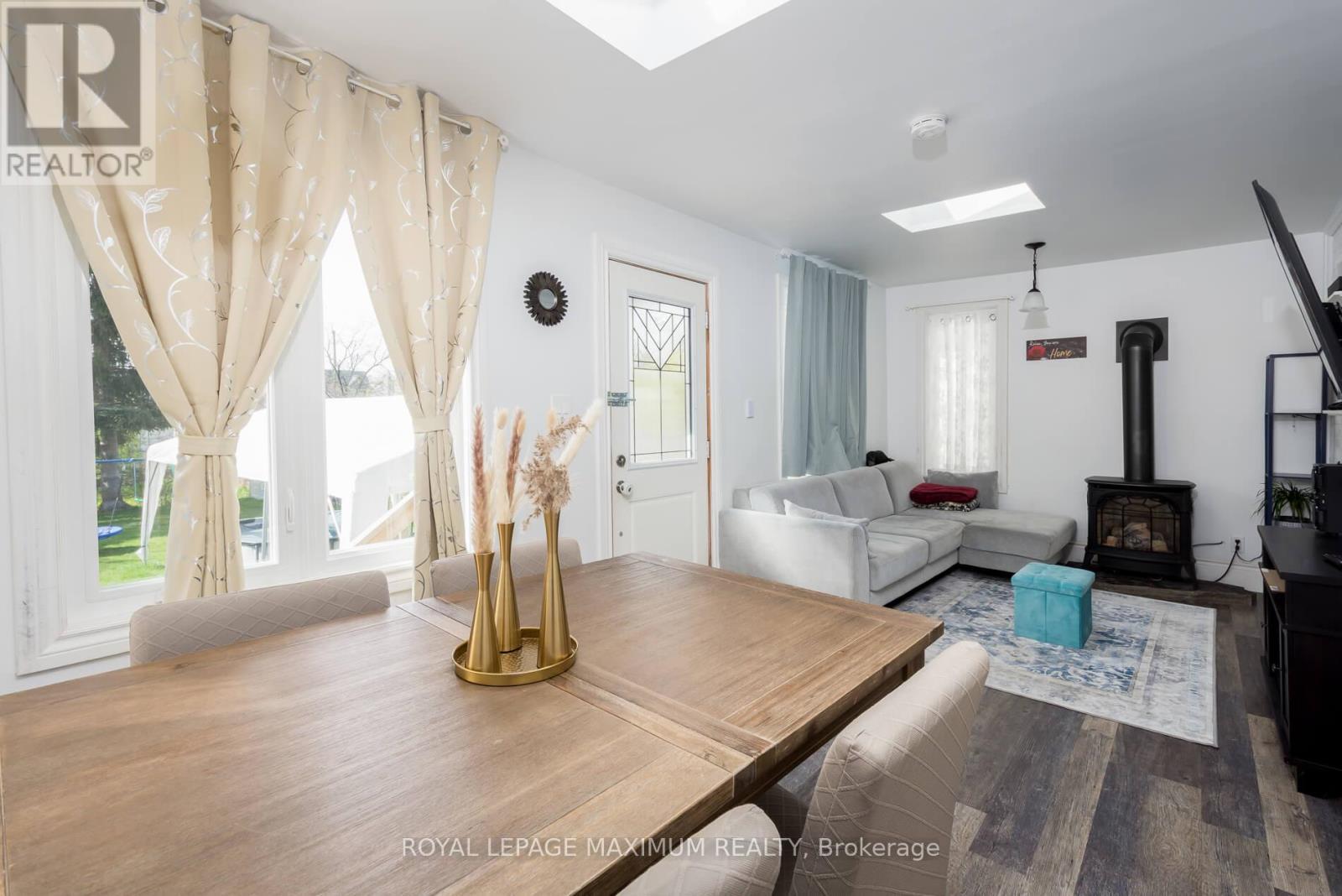 












35 ELLERBY SQUARE N

,
Vaughan,




Ontario
L4L1N2

