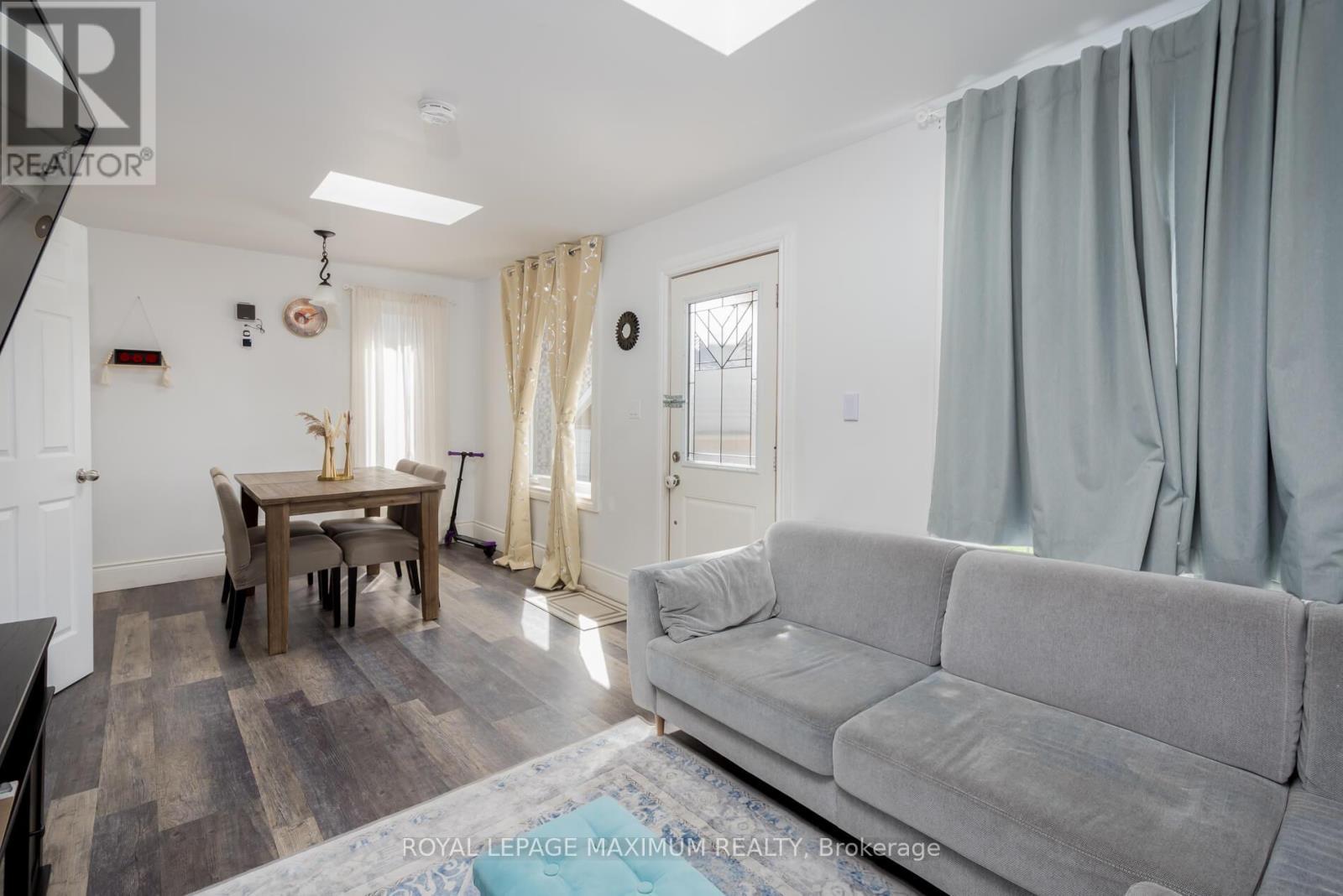 












35 ELLERBY SQUARE N

,
Vaughan,




Ontario
L4L1N2

