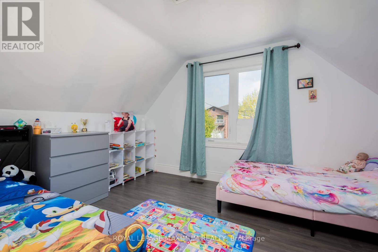












35 ELLERBY SQUARE N

,
Vaughan,




Ontario
L4L1N2


