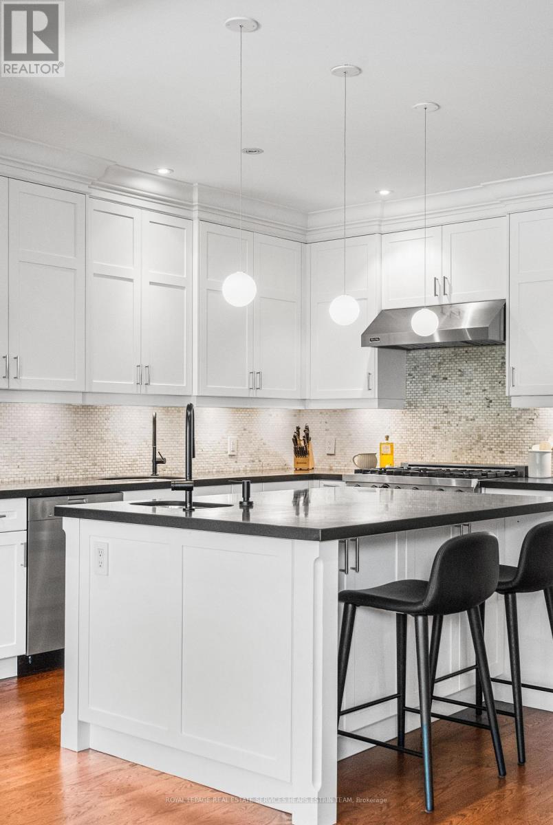 












112 GLENCAIRN AVENUE

,
Toronto,




Ontario
M4R1M9

