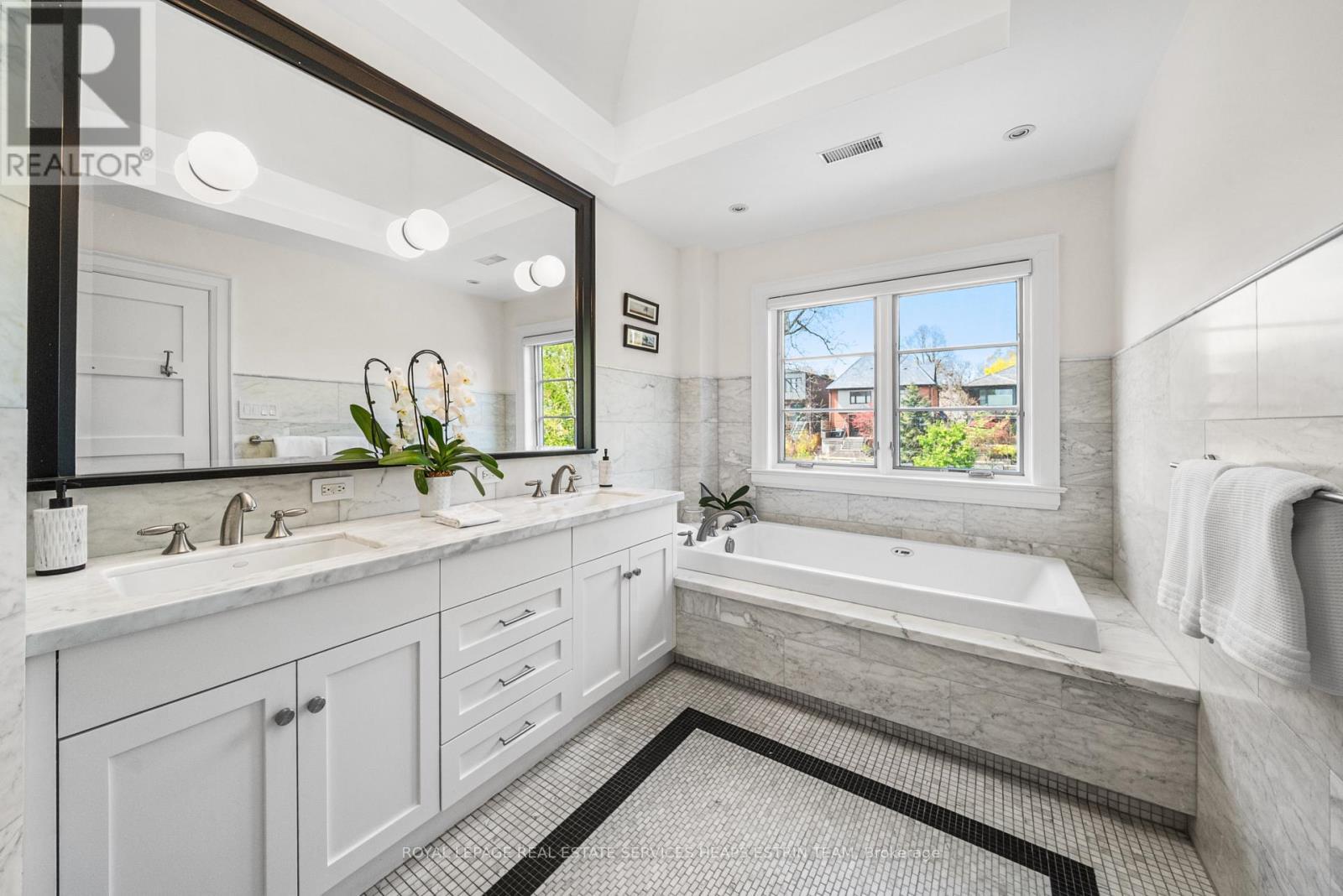 












112 GLENCAIRN AVENUE

,
Toronto,




Ontario
M4R1M9

