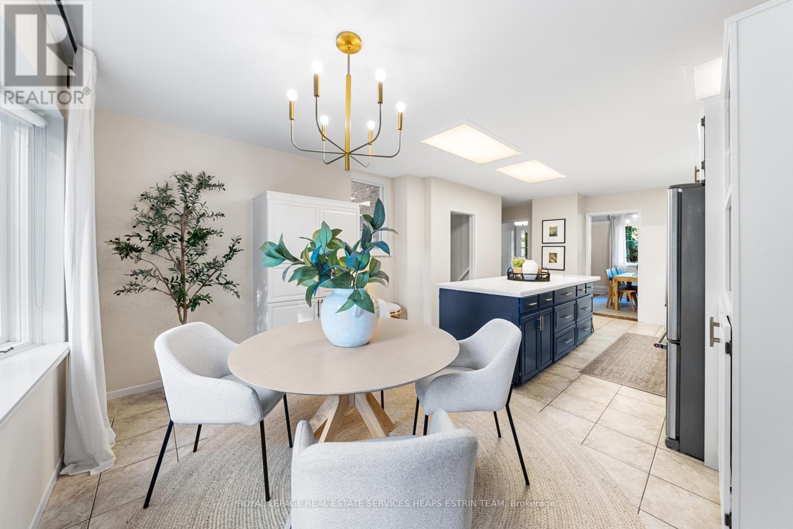 












213 ST LEONARDS AVENUE

,
Toronto,




Ontario
M4N1K8


