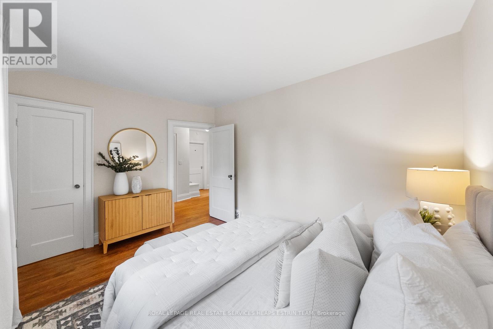 












213 ST LEONARDS AVENUE

,
Toronto,




Ontario
M4N1K8

