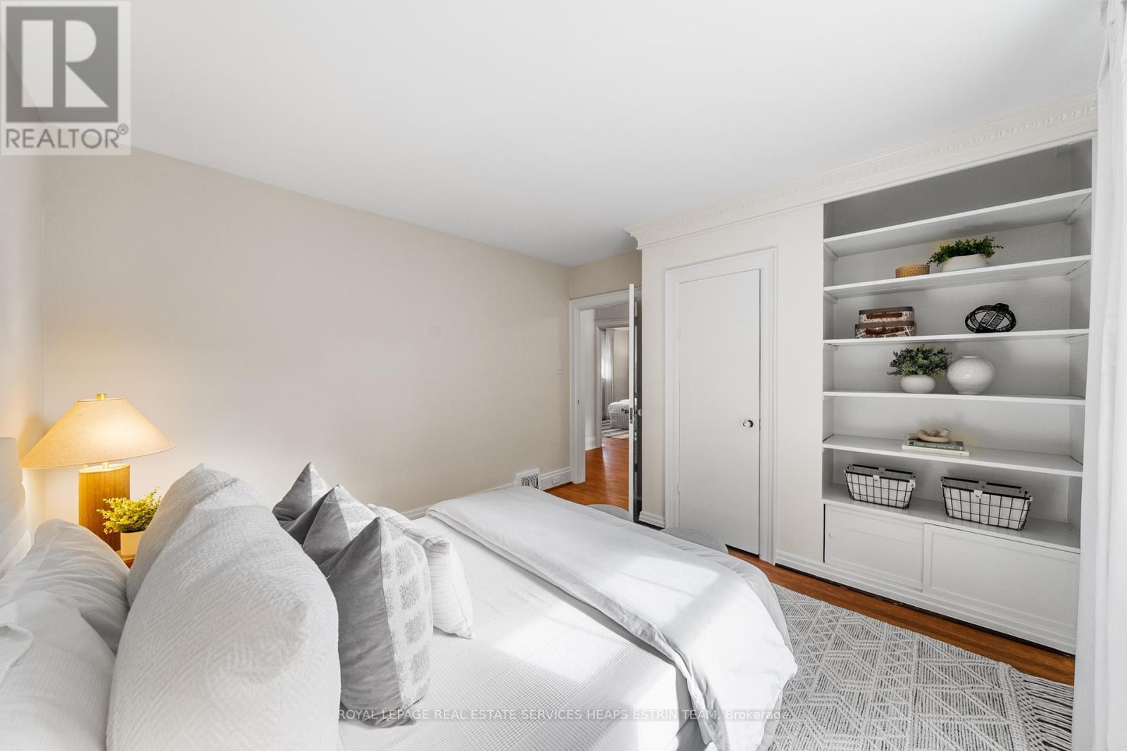 












213 ST LEONARDS AVENUE

,
Toronto,




Ontario
M4N1K8

