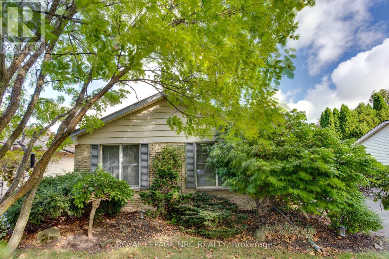 












7061 DOLPHIN STREET

,
Niagara Falls (Morrison),




Ontario
L2E6Y3

