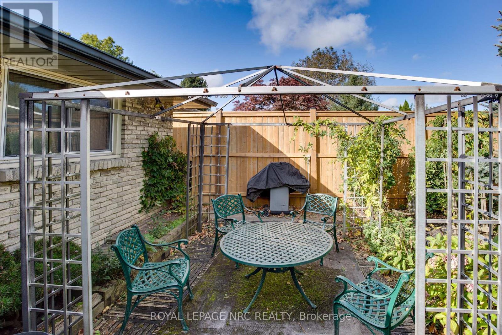 












7061 DOLPHIN STREET

,
Niagara Falls (Morrison),




Ontario
L2E6Y3

