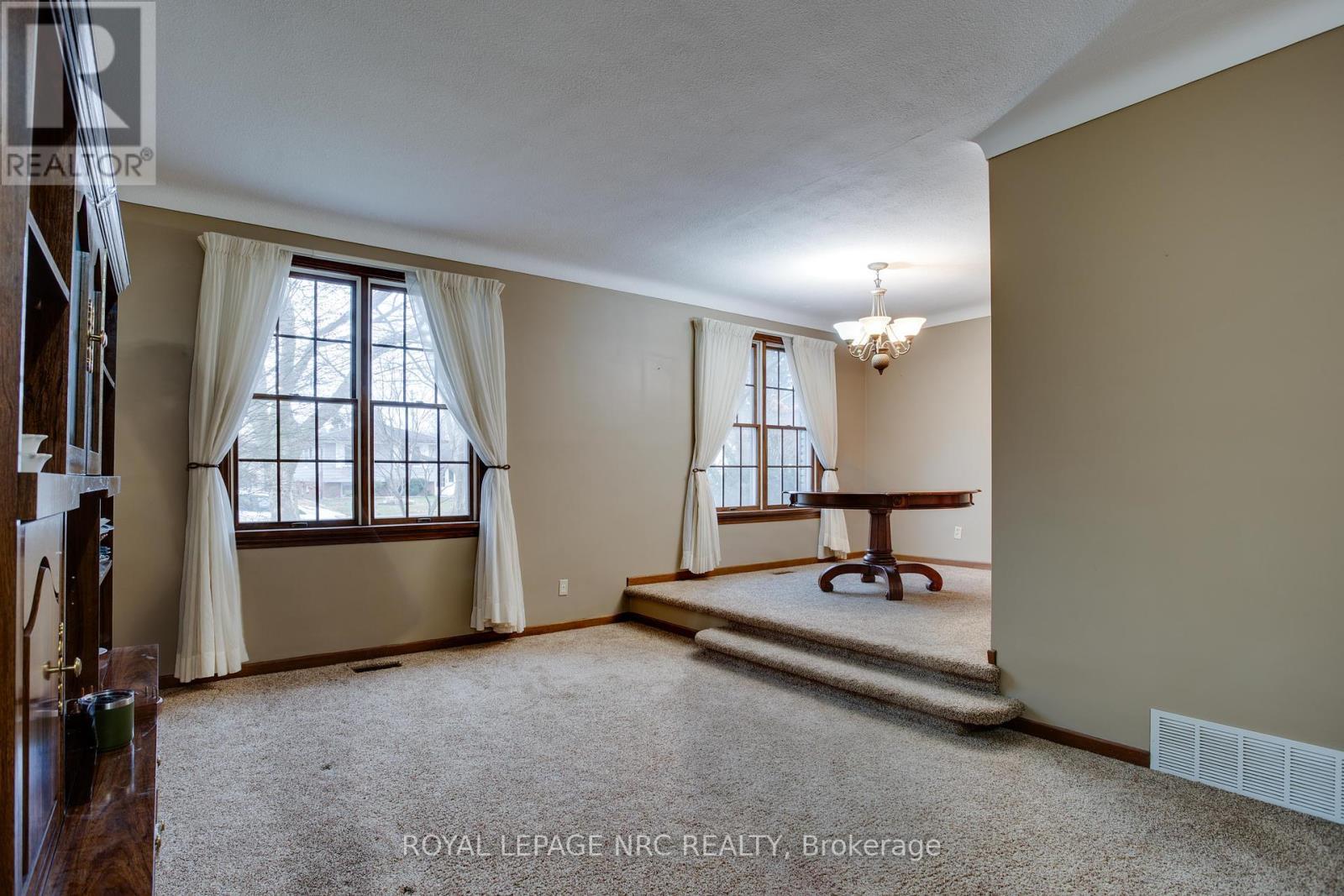 












7061 DOLPHIN STREET

,
Niagara Falls (Morrison),




Ontario
L2E6Y3


