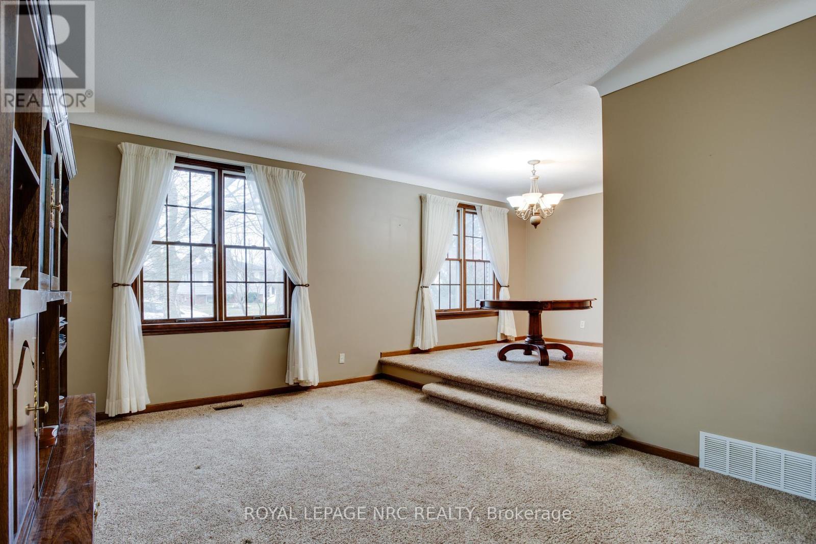 












7061 DOLPHIN STREET

,
Niagara Falls (Morrison),




Ontario
L2E6Y3

