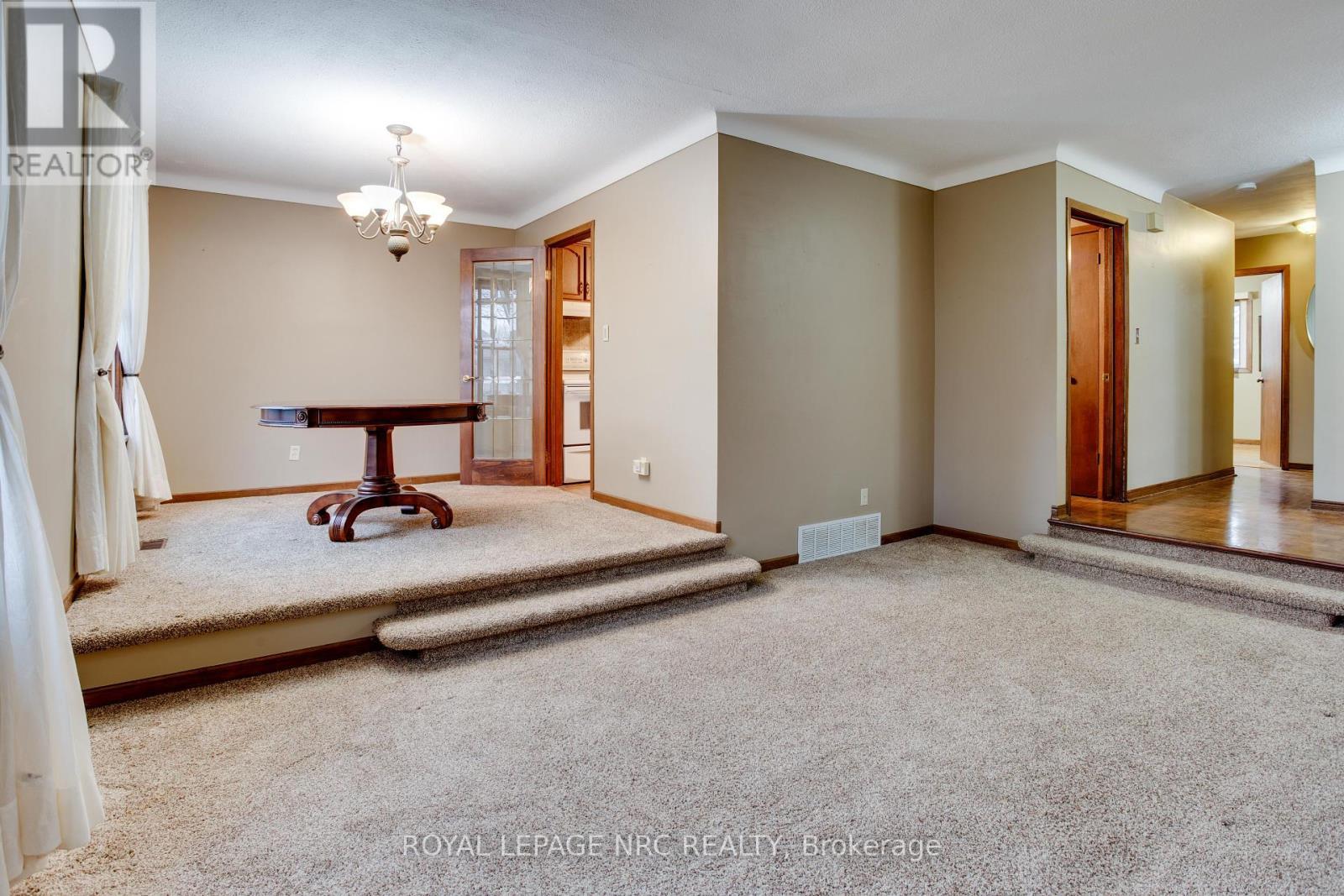 












7061 DOLPHIN STREET

,
Niagara Falls (Morrison),




Ontario
L2E6Y3

