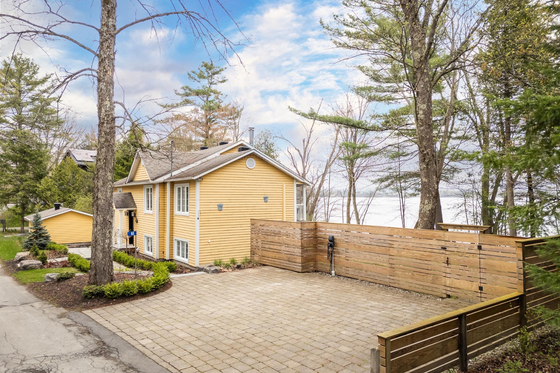 









68


Ch. de la Baie-Rock Island

,
Lac-Brome,




QC
J0E1R0


