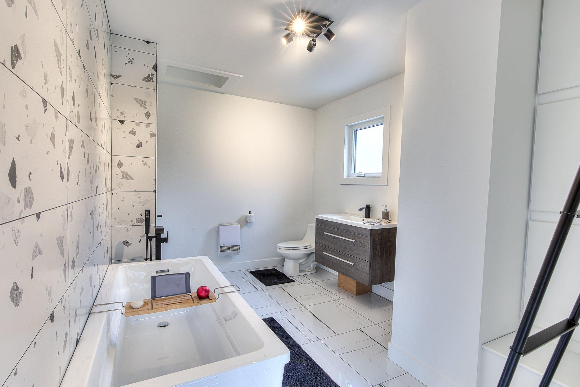 









1216


Rue St-Camille

,
Saint-Jérôme,




QC
J5L2K7

