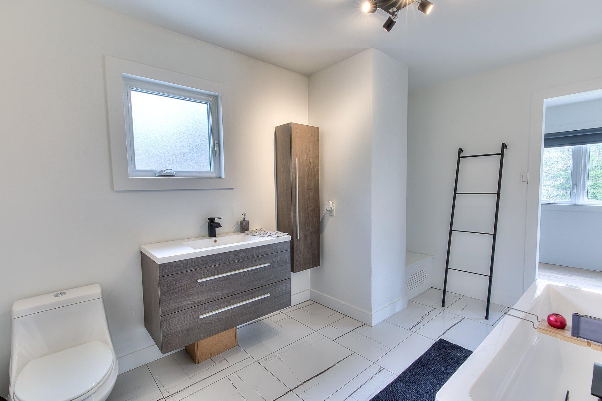 









1216


Rue St-Camille

,
Saint-Jérôme,




QC
J5L2K7

