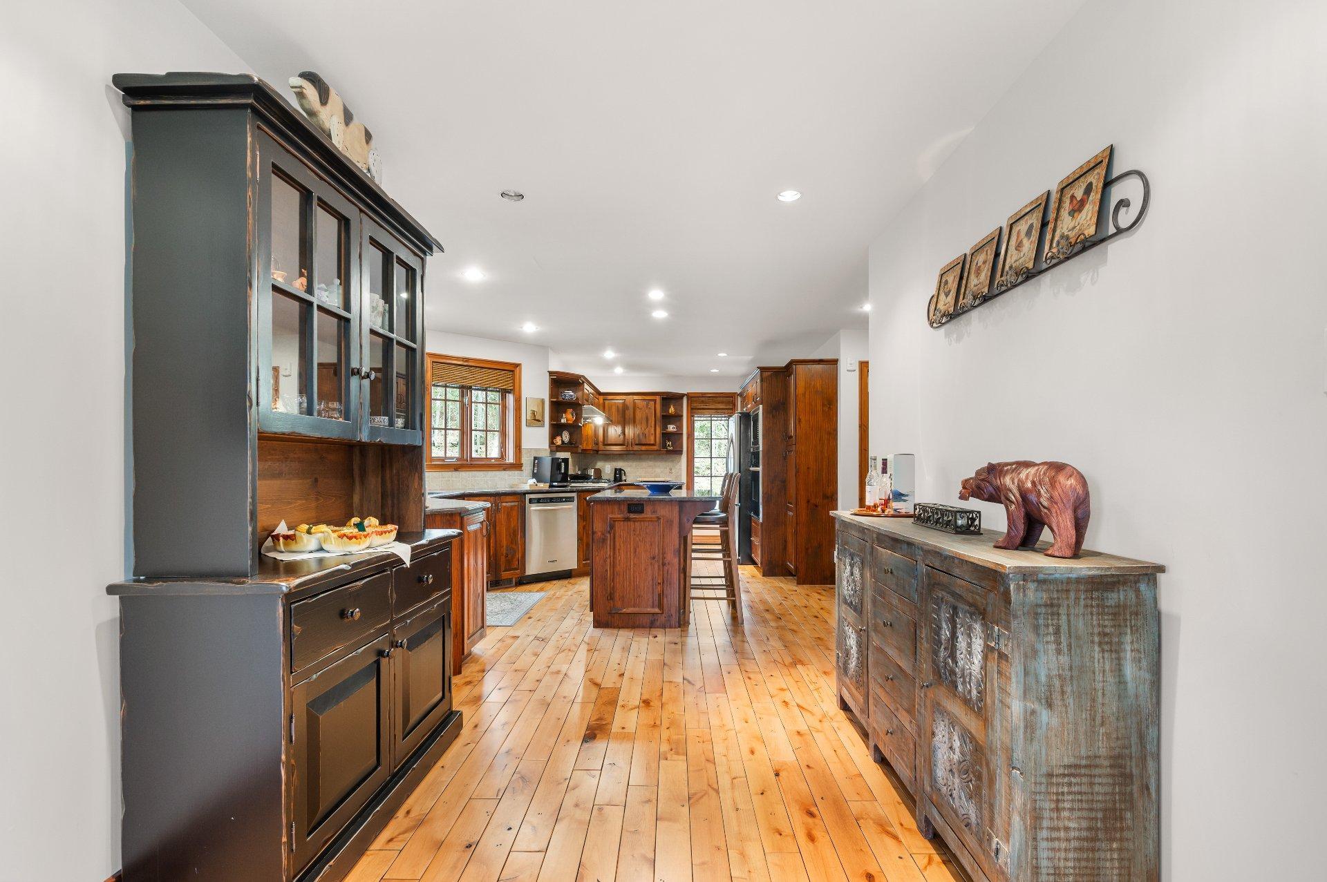 









2530


Ch. du Village

,
Mont-Tremblant,




QC
J8E1E9

