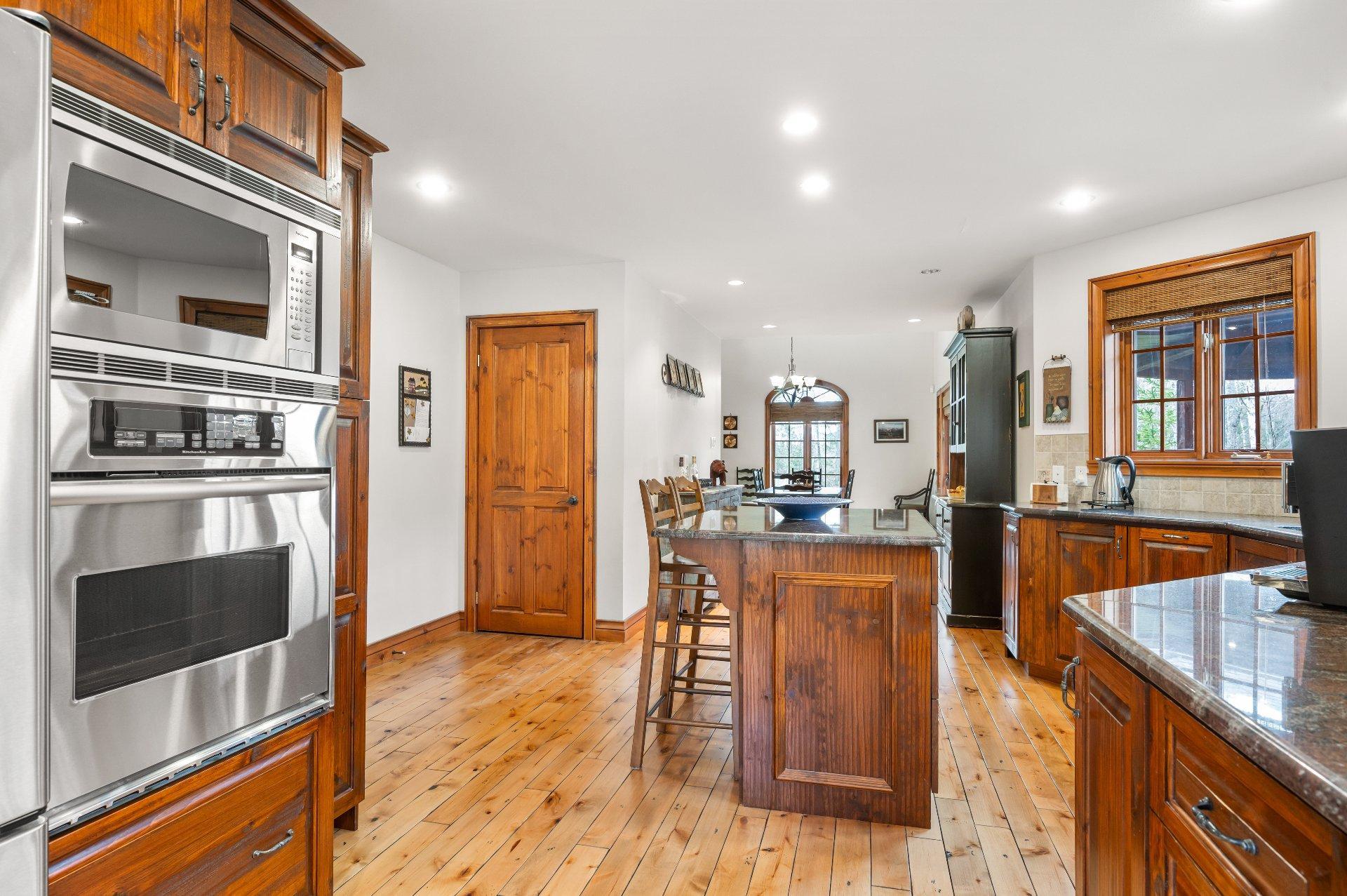 









2530


Ch. du Village

,
Mont-Tremblant,




QC
J8E1E9

