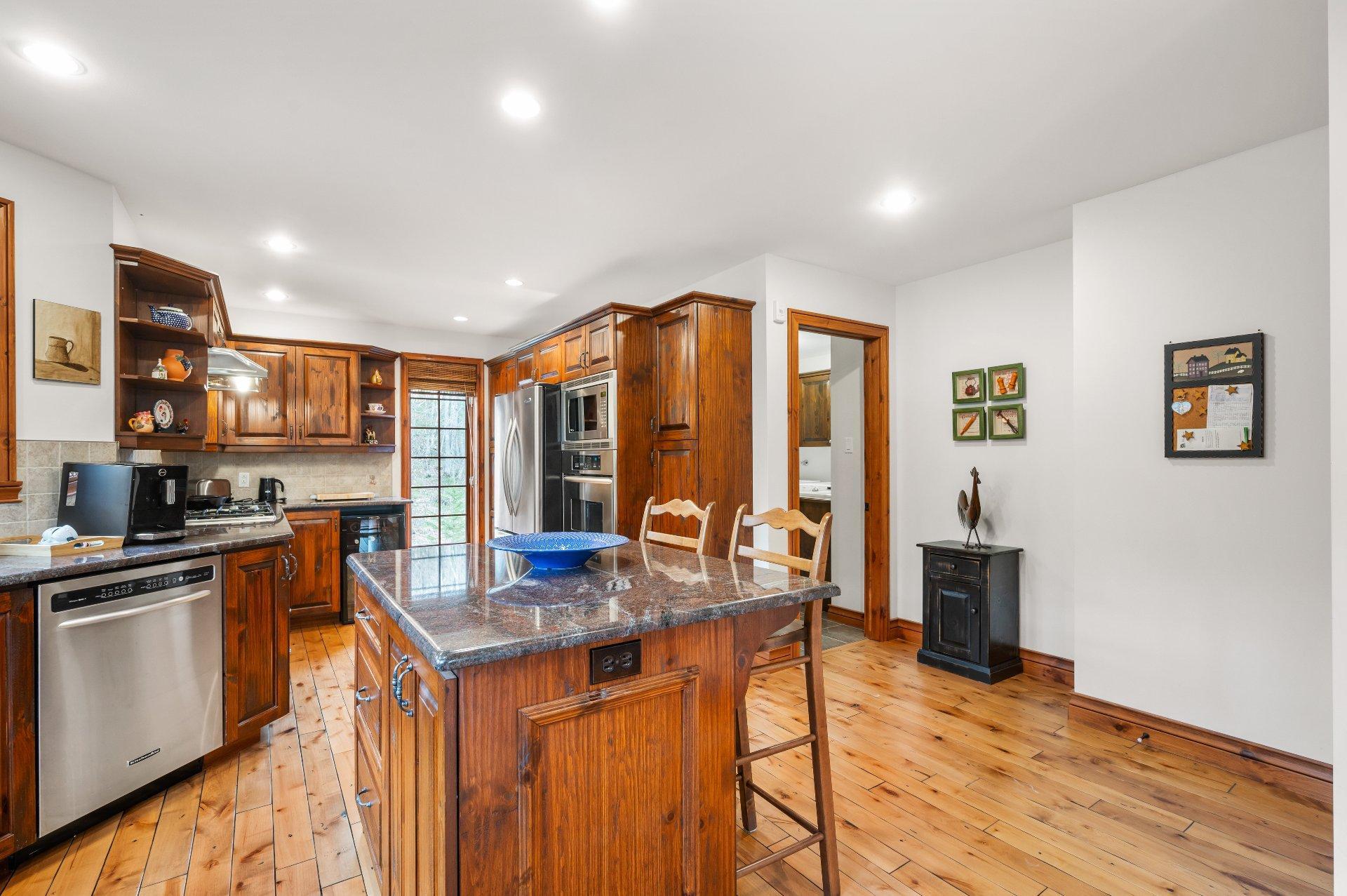 









2530


Ch. du Village

,
Mont-Tremblant,




QC
J8E1E9

